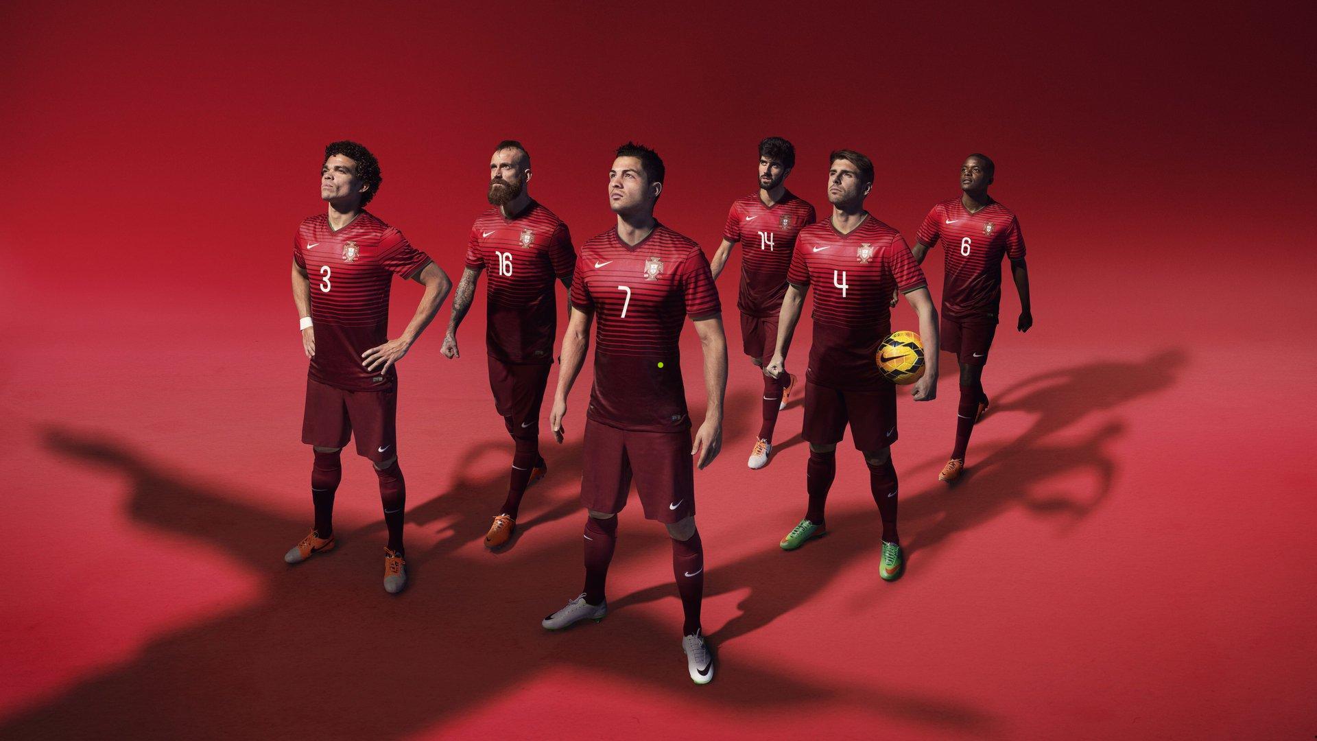 库蒂尼奥家庭温情洋溢，幼子生日宴上全家身着其职业生涯各队球衣致敬足球旅程