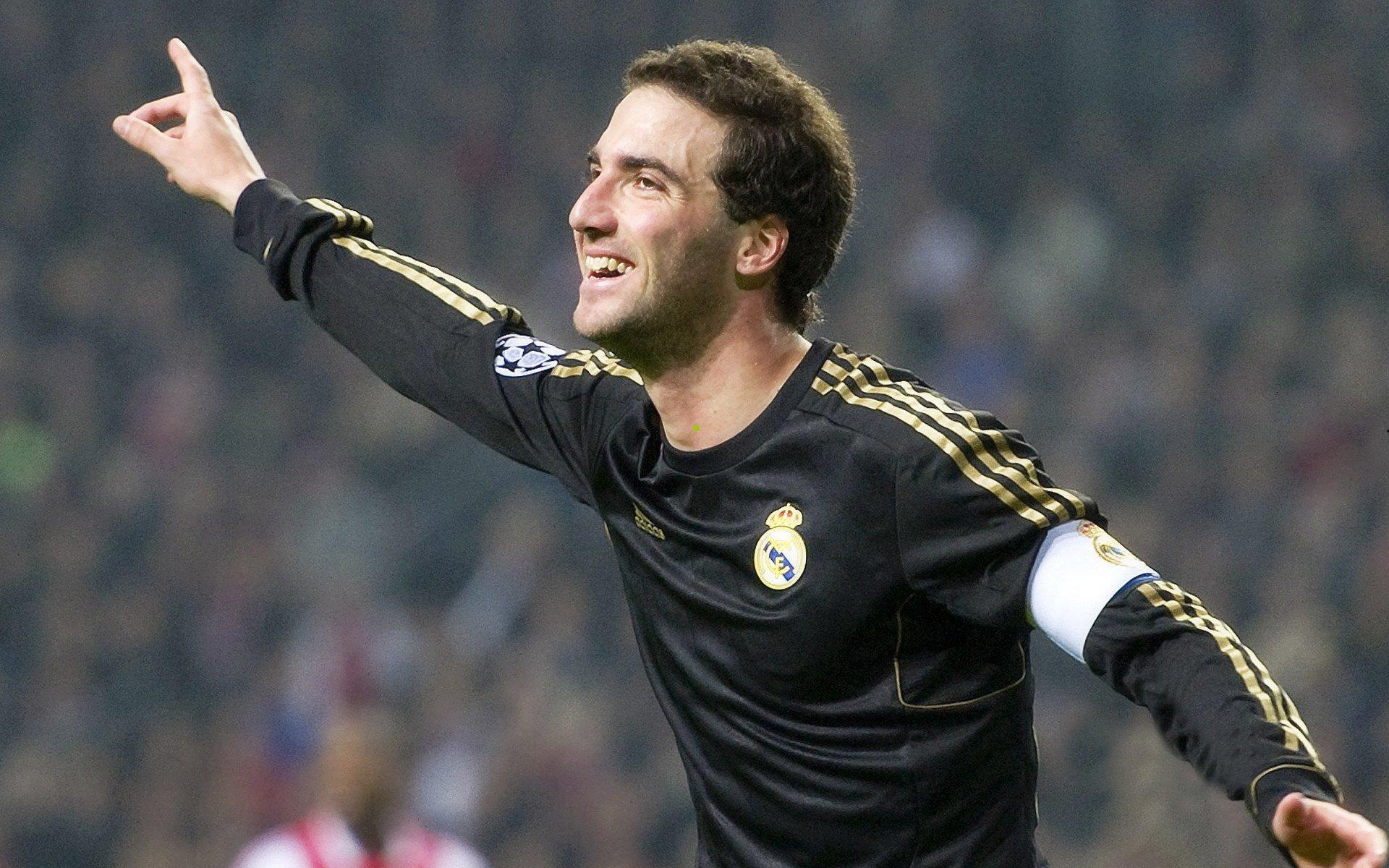 连败阴影下直面呼声，伯尔尼年轻人球员场边聆听球迷代表训诫